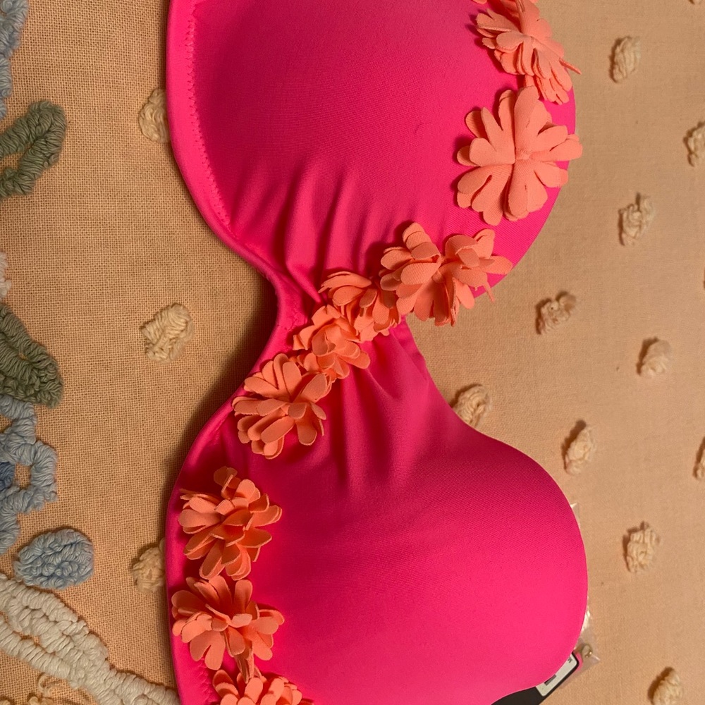 NWT Victoria, secrets bikini top 36B